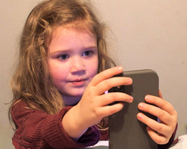petit enfant sur un smartphone