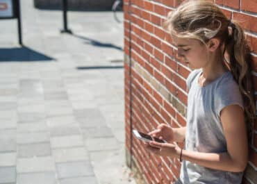 enfant avec téléphone portable à l'école