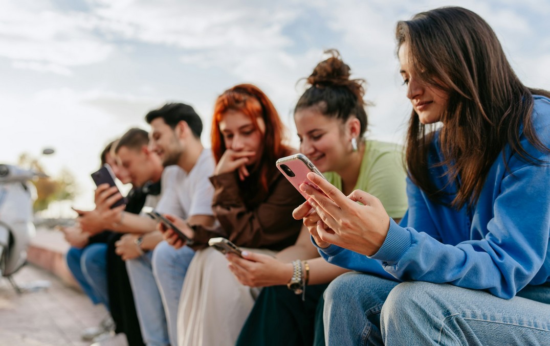 groupe d'ados smartphone